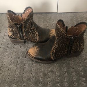 Circle G Woman’s cutout booties